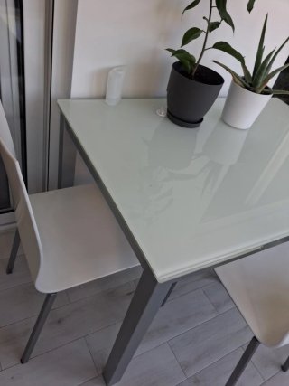Mesa cristal y 4 sillas blancas