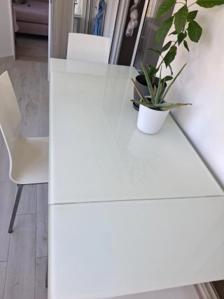Mesa cristal y 4 sillas blancas