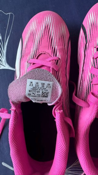 Botas de fútbol rosas niño