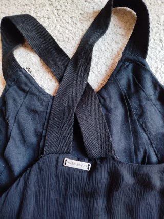 Vestido de fiesta negro con detalles dorados