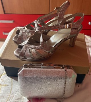 Zapatos de tacón y bolso de fiesta