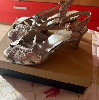 Zapatos de tacón y bolso de fiesta
