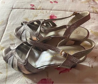 Zapatos de tacón y bolso de fiesta