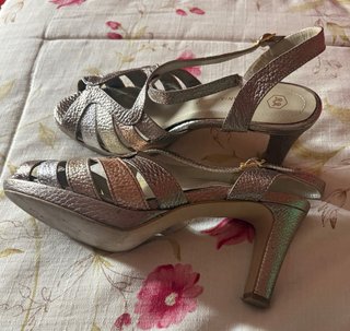 Zapatos de tacón y bolso de fiesta