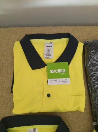 Ropa de trabajo: polos, pantalones y guantes