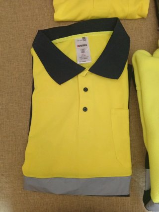 Ropa de trabajo: polos, pantalones y guantes