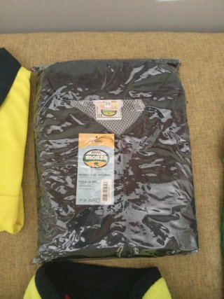 Ropa de trabajo: polos, pantalones y guantes