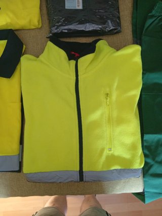 Ropa de trabajo: polos, pantalones y guantes