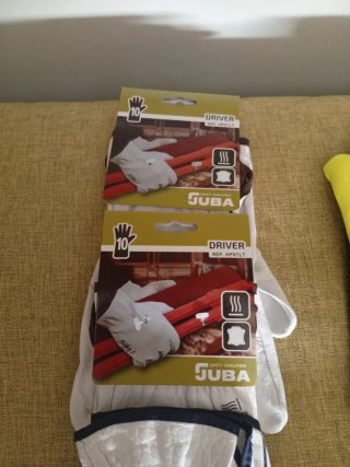 Ropa de trabajo: polos, pantalones y guantes