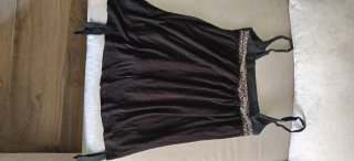 Camiseta tirantes negra con pedrería