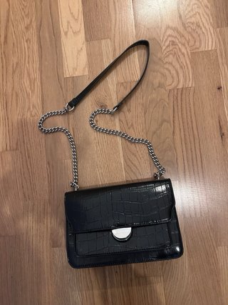 Bolso negro Stradivarius efecto piel