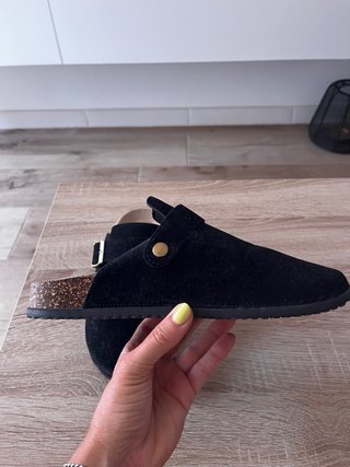 Zuecos negros ante