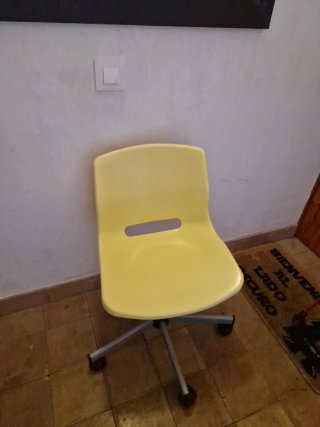 Silla de oficina amarilla