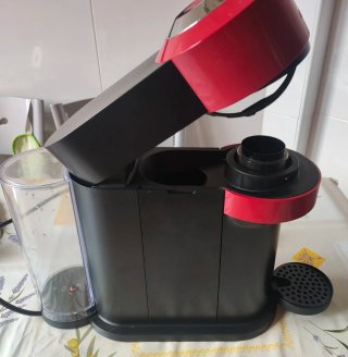 Cafetera Nespresso Vertuo Roja