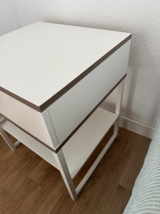 Mesilla de noche blanca y madera VIKHAMMER IKEA