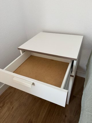 Mesilla de noche blanca y madera VIKHAMMER IKEA