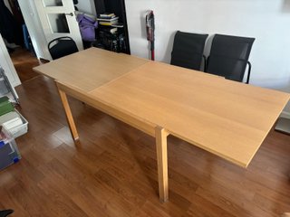 Mesa de comedor de madera maciza