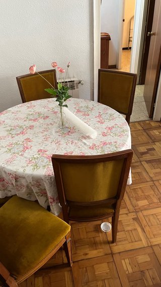 Armario de madera con puertas