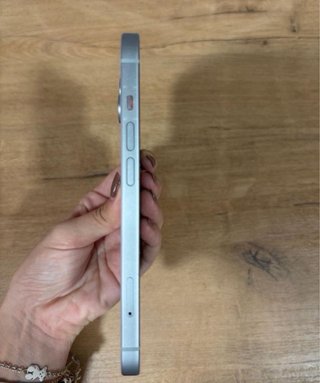 iPhone 15 azul verdoso con caja