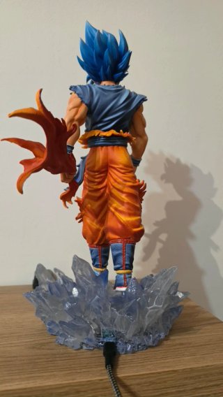 Figura Goku SSJ Blue con Base LED