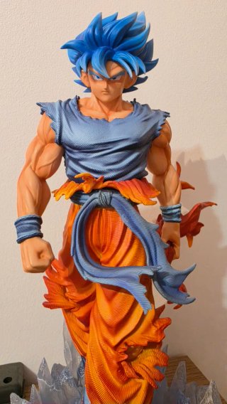 Figura Goku SSJ Blue con Base LED