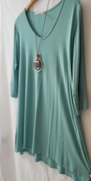 Top verde fluido largo con collar