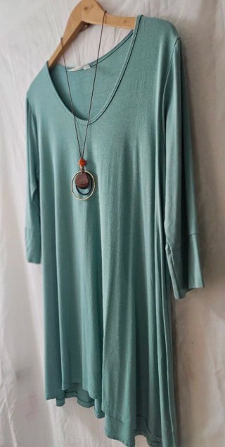 Top verde fluido largo con collar