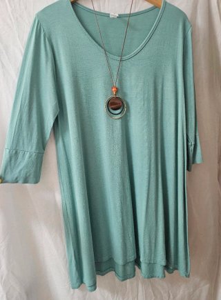 Top verde fluido largo con collar