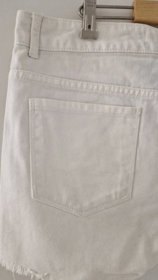 Shorts vaqueros blancos desflecados
