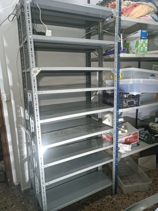 Estantería metálica gris