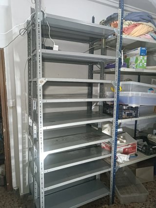 Estantería metálica gris