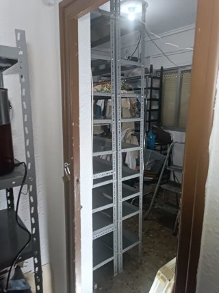 Estantería metálica gris
