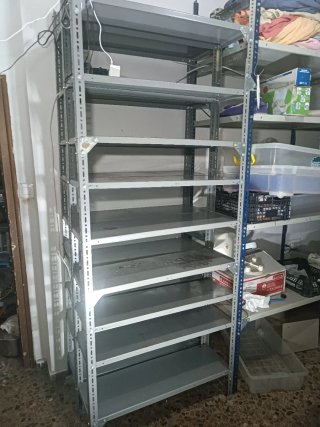 Estantería metálica gris
