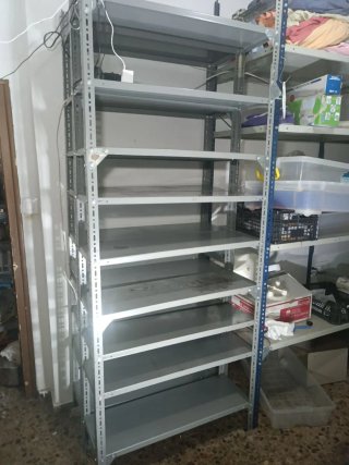 Estantería metálica gris
