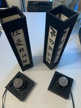 Lámparas de mesa con escritura oriental