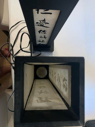 Lámparas de mesa con escritura oriental