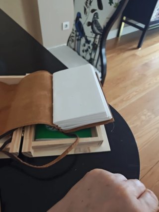 Caja de madera estilo agenda antigua