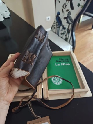 Caja de madera estilo agenda antigua