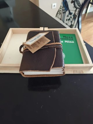 Caja de madera estilo agenda antigua