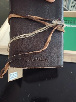 Caja de madera estilo agenda antigua