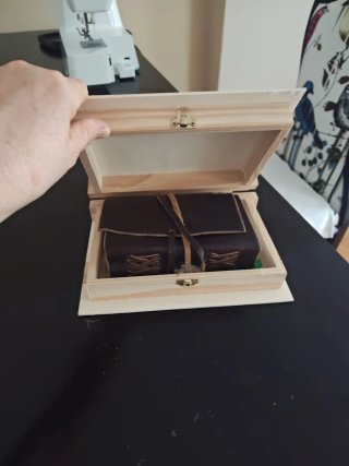 Caja de madera estilo agenda antigua