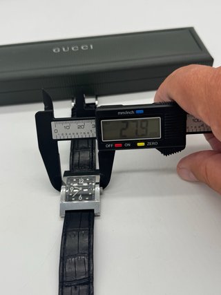 Reloj Gucci Cuadrado Negro y Plateado