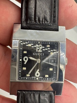 Reloj Gucci Cuadrado Negro y Plateado