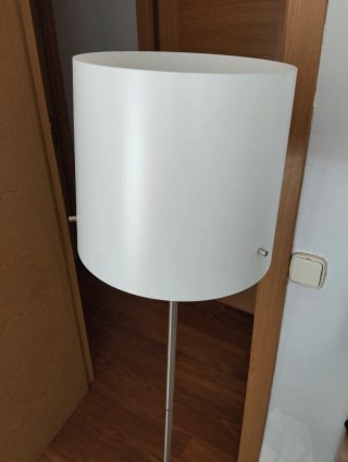 Lámpara de pie Ikea plateada y blanca