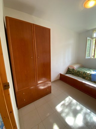 Armario de madera marrón
