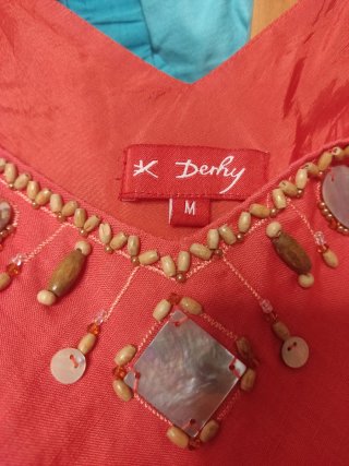 Vestido rojo con adornos dorados (marca Derhy)