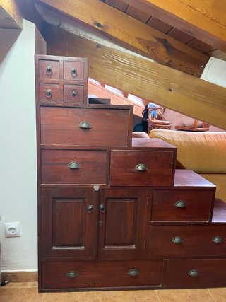 Mueble escalonado de madera con cajones