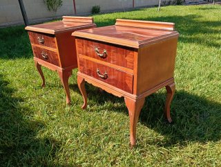 Mesitas de noche antiguas de madera