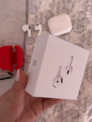 AirPods 4 con funda