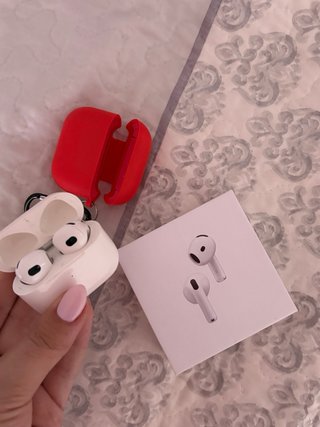 AirPods 4 con funda